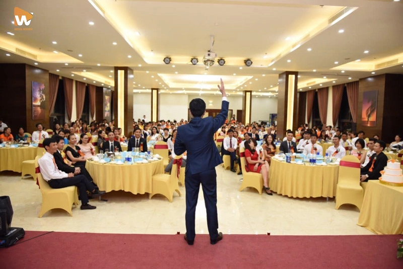Chi nhánh Thanh Hóa Media WinWin quay chụp sự kiện doanh nghiệp - hội nghị đông người, người quay phim tác nghiệp phía trước